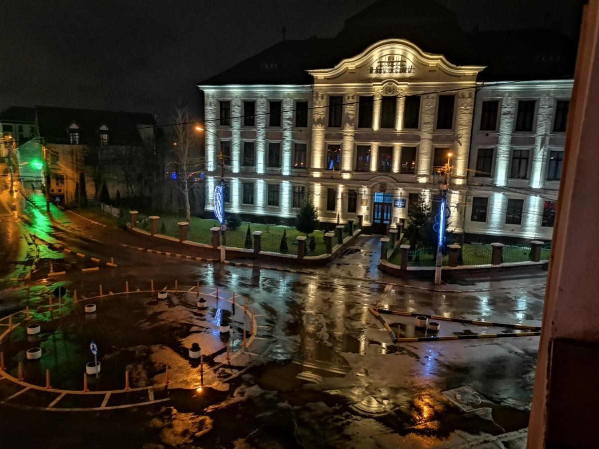 FăgăraşApartament Giuliaアパートメント エクステリア 写真