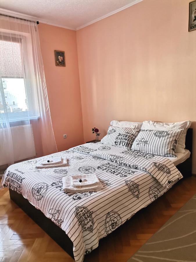 FăgăraşApartament Giuliaアパートメント エクステリア 写真